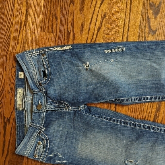 BKE Buckle Sabrina Cropped denim distressed Jeans Sz 27   Embroidery on pockets - Picture 3 of 8